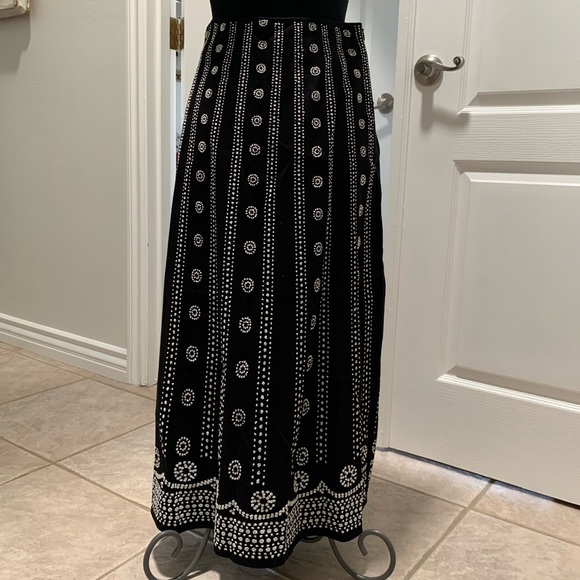 WHITE HOUSE BLACK MARKET Beaded, A-line Bell Skirt - Amazing pre-owned condition - Picture 3 of 8